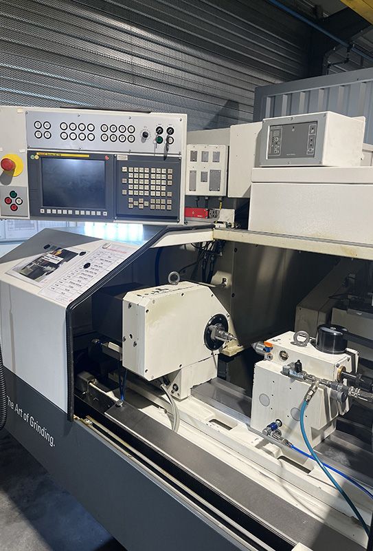 Gros plan sur la machine rectifieuse Studer 1042-0181